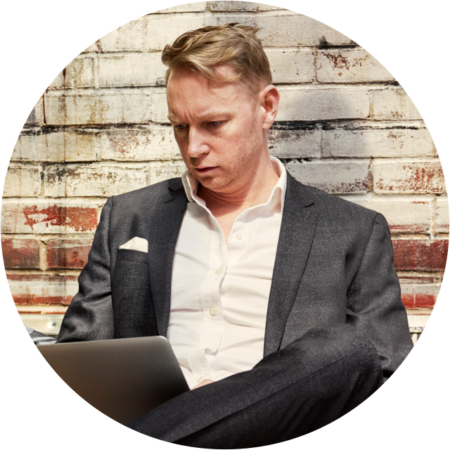 personne sur un banc travaillant sur un ordinateur portable